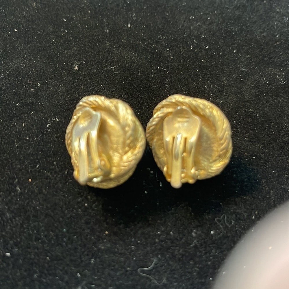 VINTAGE Pearl Dome Clip On Earrings - Picture 3 of 4